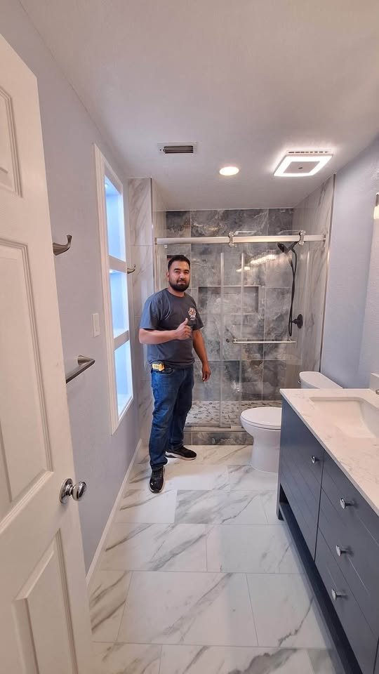 Juan Martinez V dentro de un baño terminado por JMV Home Services