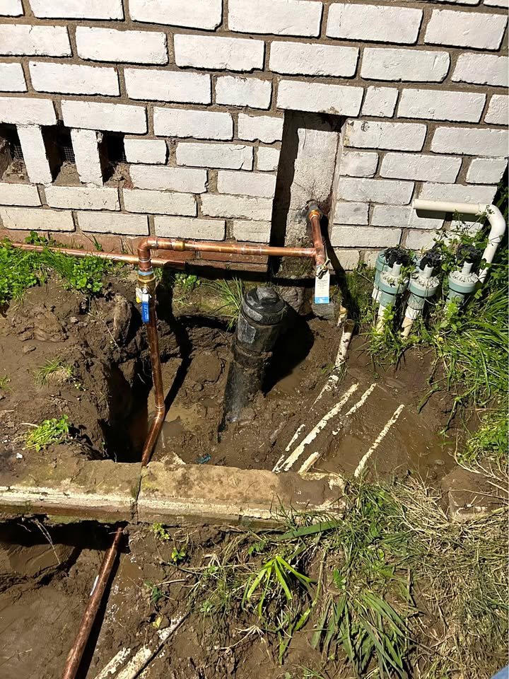 Tubería de cobre nueva instalada en una zanja junto a la casa